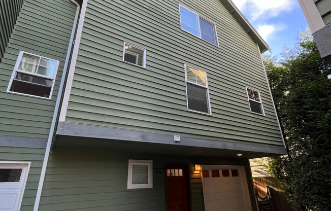 Large 3 bed/3.5 bath Greenwood Townhouse!!!