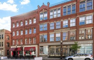 Beautiful and Spacious 1 Bedroom Apartment DOWNTOWN! MUST SEE!