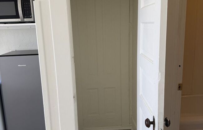 Studio, 1 bath, 200 sqft, $995, Unit 308