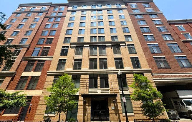 Luxurious 2 Bed 2 Bath Condo In Station Square