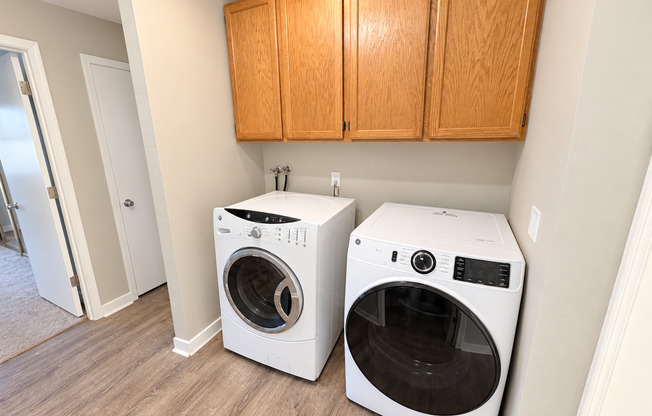 3 beds, 2 baths, 1,300 sqft, $1,795, Unit 3435