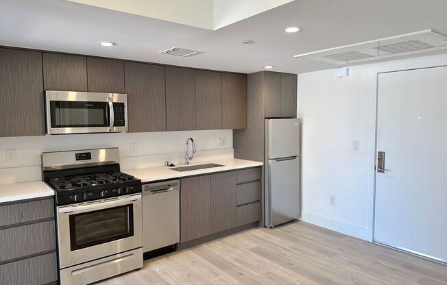 1 bed, 1 bath, 607 sqft, $2,440, Unit 602