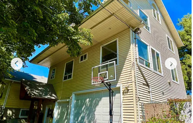 Spacious upper 3-bedroom unit with 2 full bathrooms in popular Sellwood