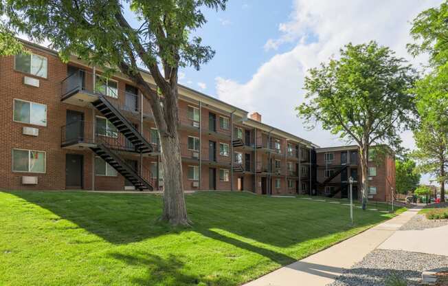 spacious courtyard with green grass at The Wesley Apartments, Denver, CO  