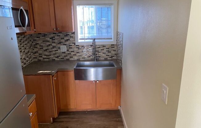 2 beds, 1 bath, 800 sqft, $2,050, Unit C1