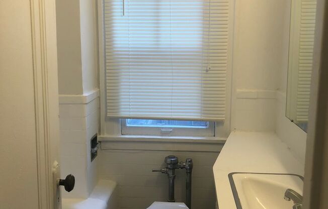 2 beds, 1 bath, 844 sqft, $1,350, Unit 4N