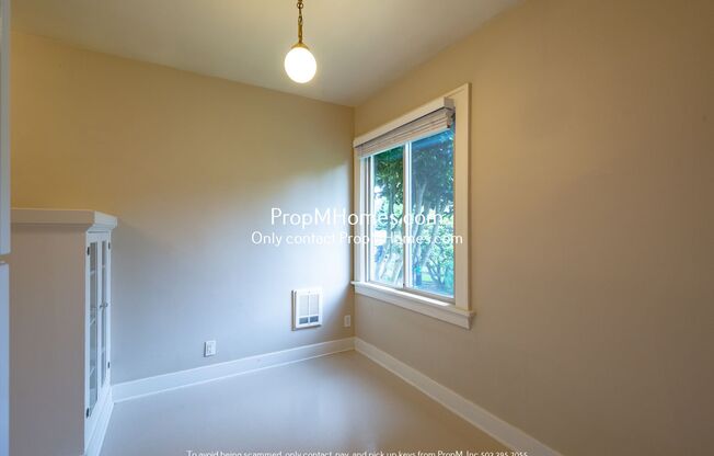 Charming Light-Filled One Bedroom Apartment In SE Portland!