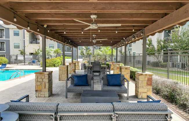 outdoor lounging area at Boardwalk Med Center apartments