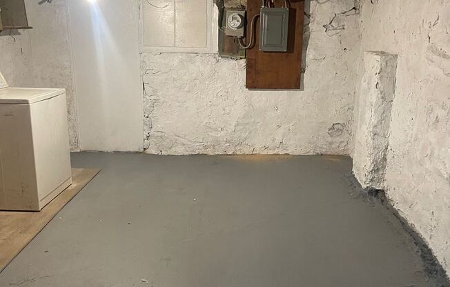 3 beds, 1 bath, $1,300