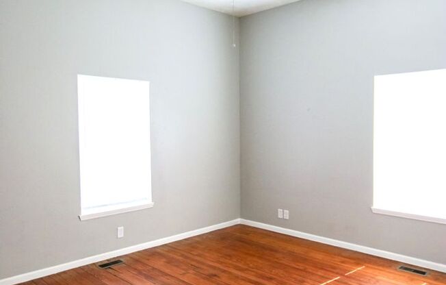 **Spacious 3 bed 2 bath w/ Fenced In Back Yard**