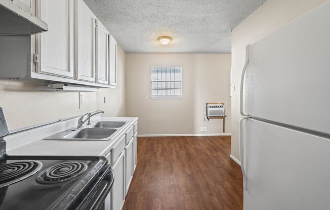 1 bed, 1 bath, 574 sqft, $595, Unit A