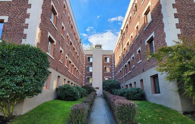 1 bed, 1 bath, 460 sqft, $1,050, Unit 212