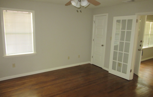 2 beds, 1 bath, $1,095