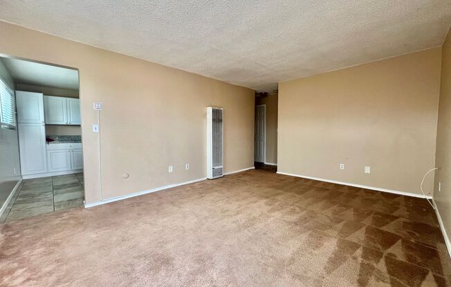 2 beds, 1 bath, $2,900, Unit 851 W Crestwood Ave UNIT C