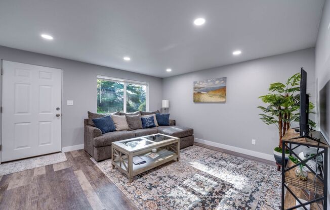 165 SW Spruce St.