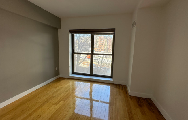 1 bed, 1 bath, $3,400, Unit 105