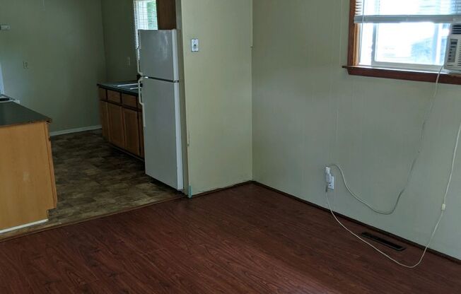 2 beds, 1 bath, $900, Unit 2