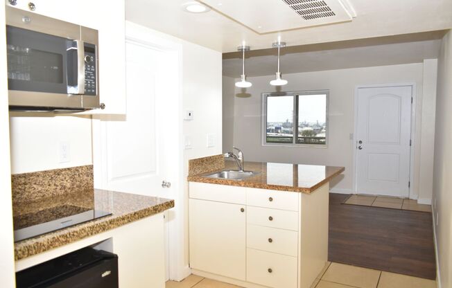 2 beds, 1 bath, $2,200, Unit UNIT 909