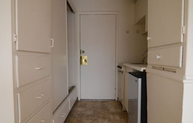 Studio, 1 bath, 250 sqft, $1,050, Unit 206