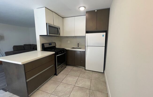 2 beds, 1 bath, $2,610, Unit 4