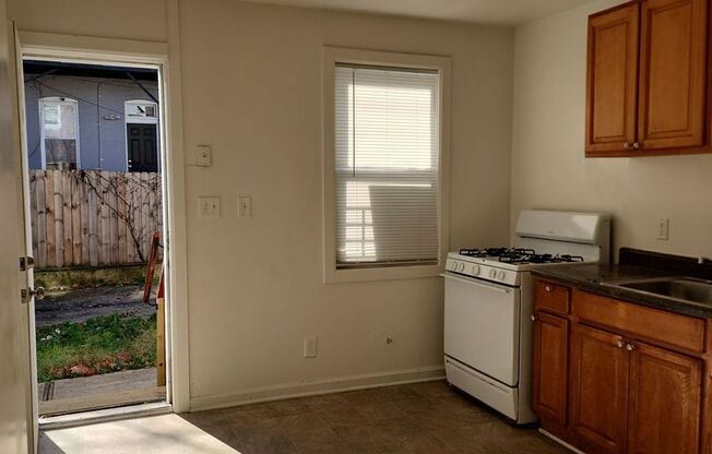 2 beds, 1 bath, $1,250