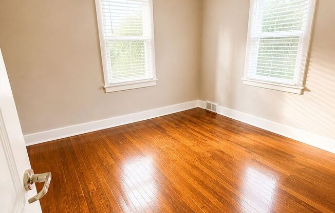 *** Mt. Lebanon Duplex for Rent with Front and Back Porch * Pet Friendly Apartment * Walk to the T * Renovated ***