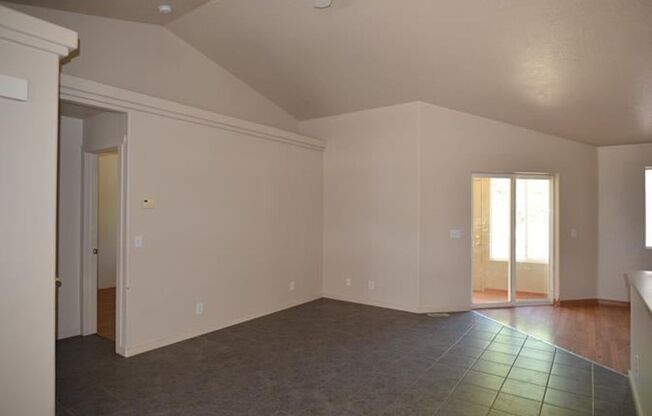 2 beds, 1 bath, 1,104 sqft, $1,395, Unit U