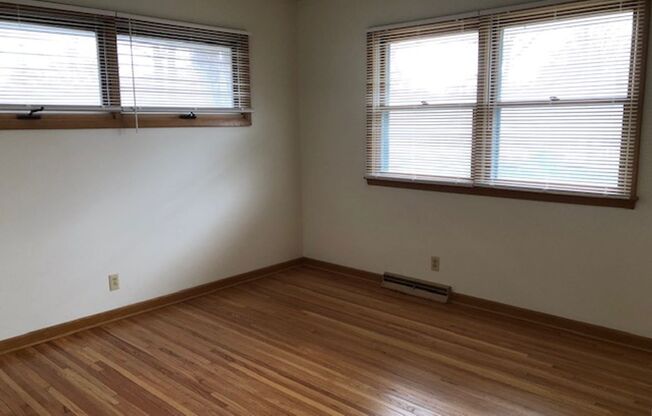 2 beds, 1 bath, 840 sqft, $895