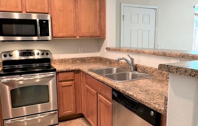 3 beds, 2.5 baths, $1,985, Unit UNIT 1045