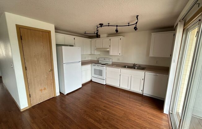 2 beds, 1 bath, $1,350