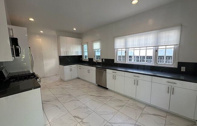 1407 N. Laurel Avenue