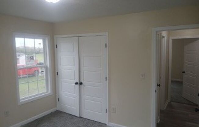 2 beds, 1 bath, $895, Unit 633 Colonette Drive