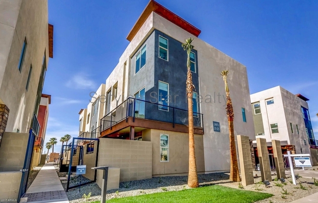 820 N 8TH Avenue