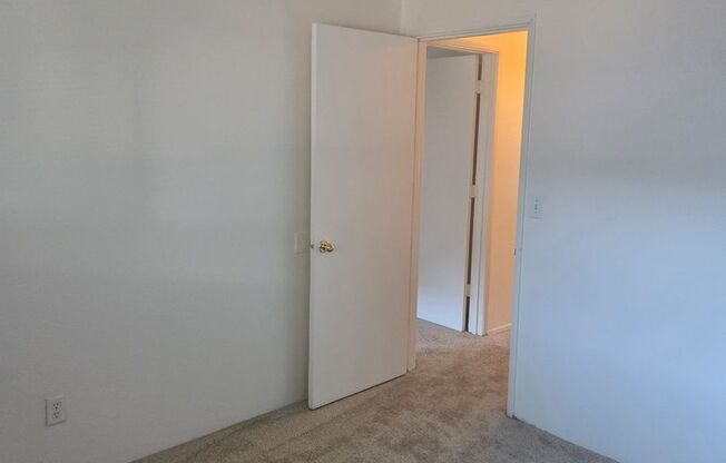 2 beds, 1 bath, 1,000 sqft, $1,400, Unit 37