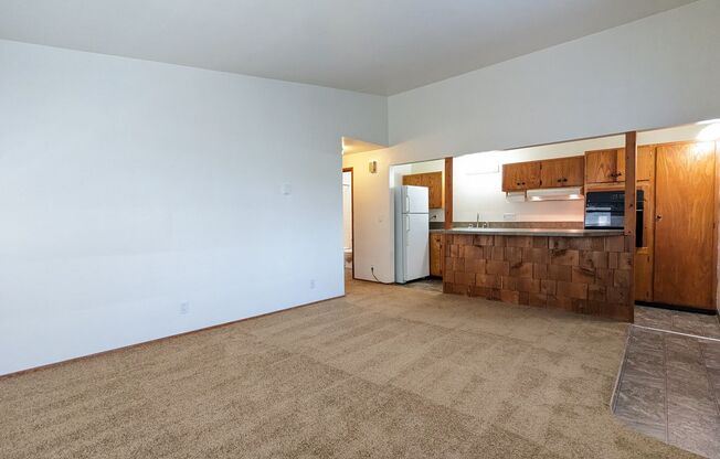 Great 1-Bedroom, 1-Bath Upstairs Apartment With Open Concept !