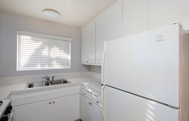 La Mesa 1 Bed/1 Bath - Beautiful Community w/ Parking, Picinic Areas and More!