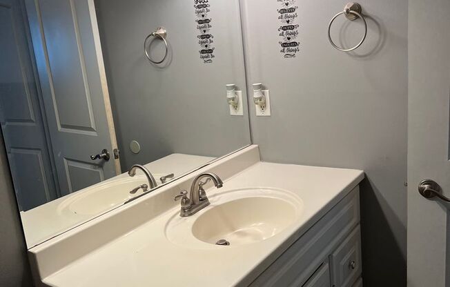 Beautiful 2 bedroom, 1.5 bath Condo in Westland