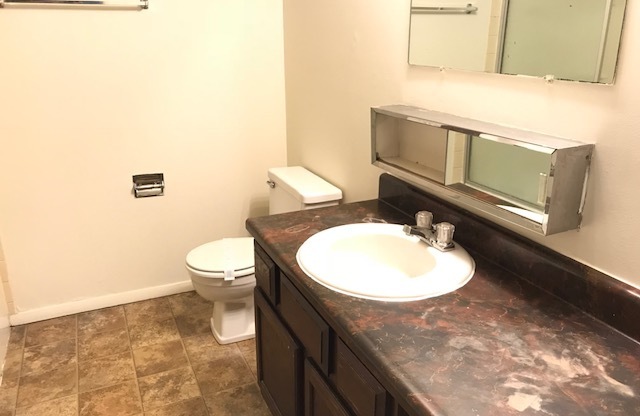 2 beds, 1 bath, $700, Unit 1W01