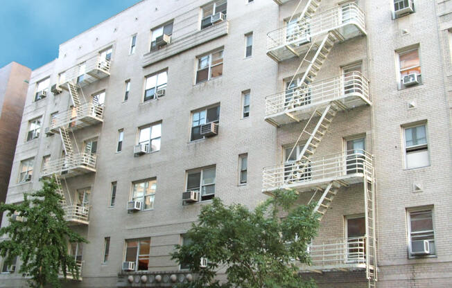 210 W 19 ST