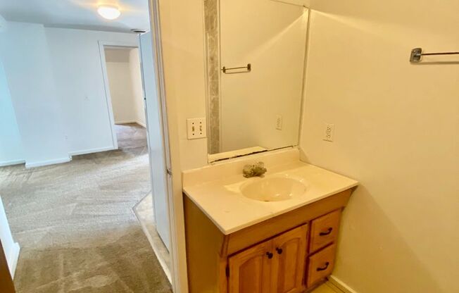 3 beds, 1 bath, $1,300, Unit 3