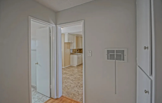 2 beds, 1 bath, $2,600, Unit B