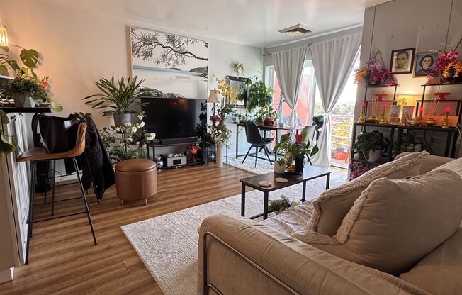 2 beds, 1 bath, 1,100 sqft, $2,400, Unit 718
