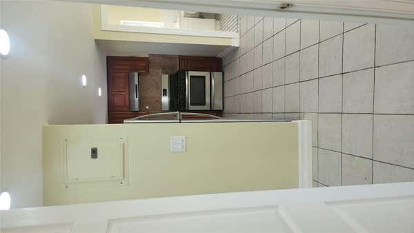 2 beds, 1 bath, 2,400 sqft, $2,700, Unit 3