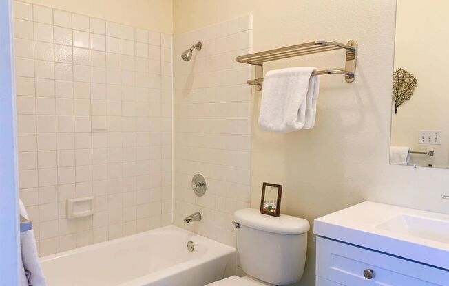 Cozy 2 bedroom 2 bathroom condo available!