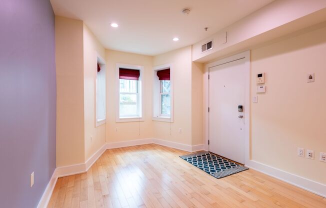 Lovely 1 BR + 1 Den/2 BA Condo in Mt Vernon Square!