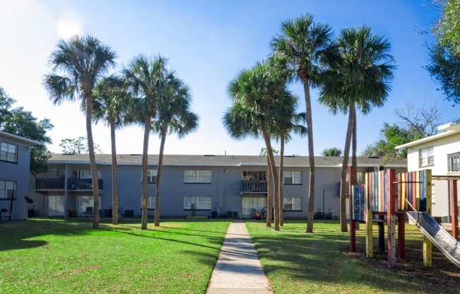 Courtyard Green Space at Hibiscus Place Apartments, Orlando, FL