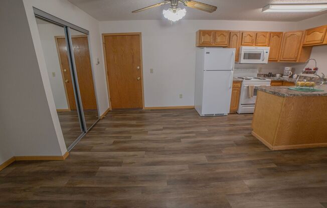 2 beds, 2 baths, 890 sqft, $910, Unit 2571-209