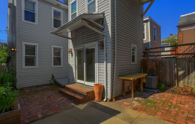 Modern 2-Bedroom, 3-Bath Home with Elegant Finishes in the Heart of Pittsburgh