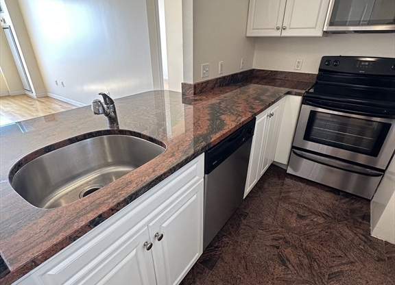 1 bed, 1 bath, 711 sqft, $3,700, Unit 2405