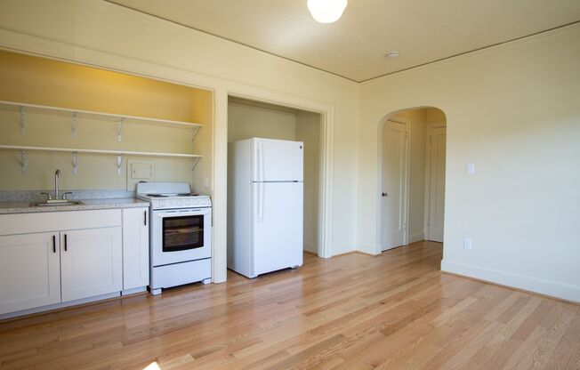 Just Renovated: Top Floor Corner Studio in Hollywood!